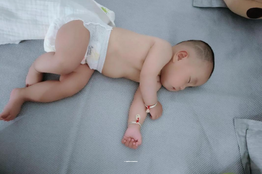 寿光六个月宝宝眼睛散光